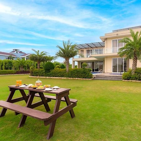 Stayvista At Blanc Belle With Outdoor Pool Sohna ภายนอก รูปภาพ