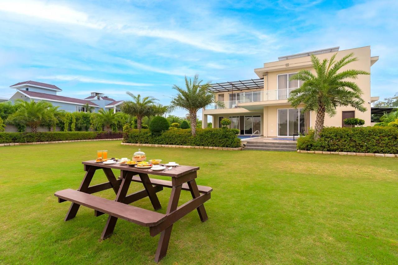 Stayvista At Blanc Belle With Outdoor Pool Sohna ภายนอก รูปภาพ
