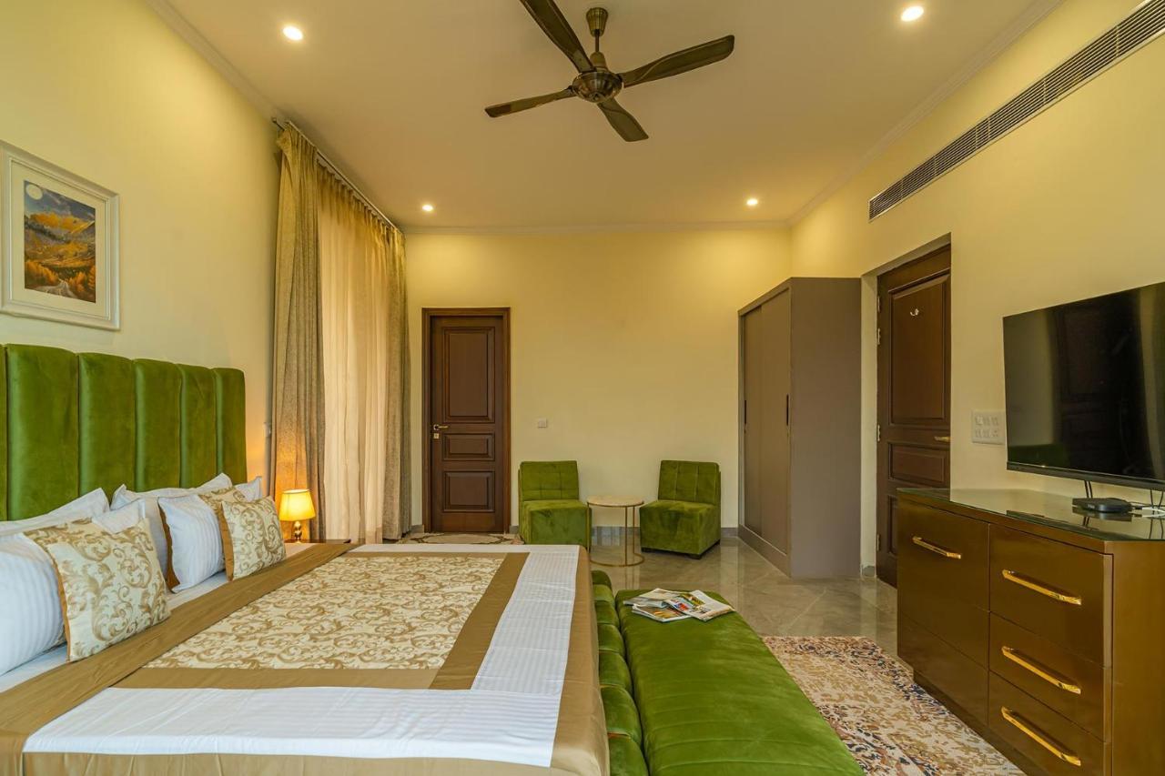 Stayvista At Blanc Belle With Outdoor Pool Sohna ภายนอก รูปภาพ