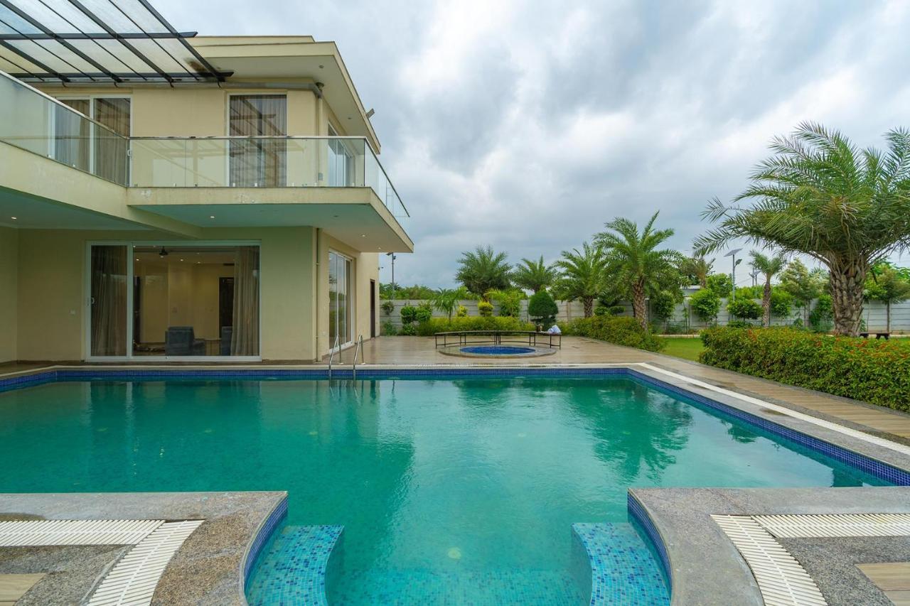 Stayvista At Blanc Belle With Outdoor Pool Sohna ภายนอก รูปภาพ