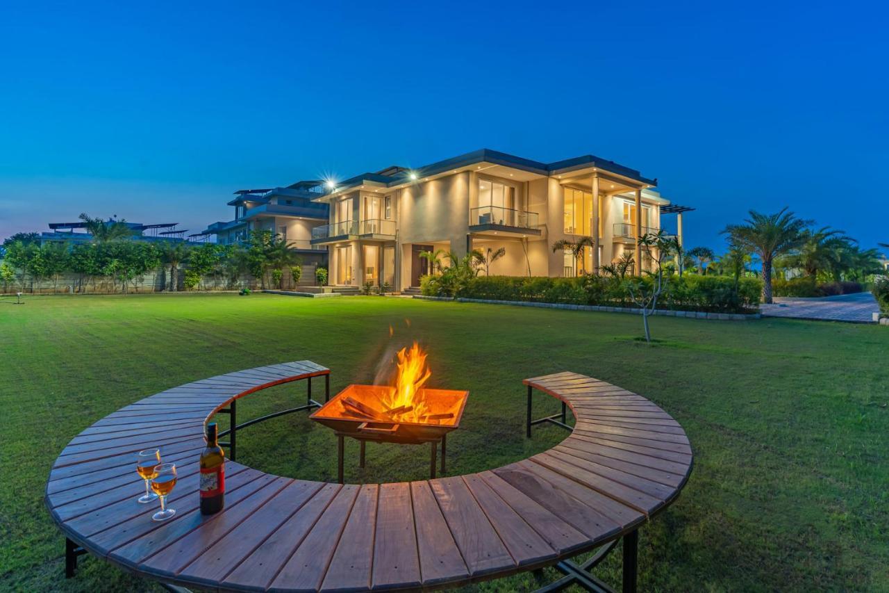 Stayvista At Blanc Belle With Outdoor Pool Sohna ภายนอก รูปภาพ